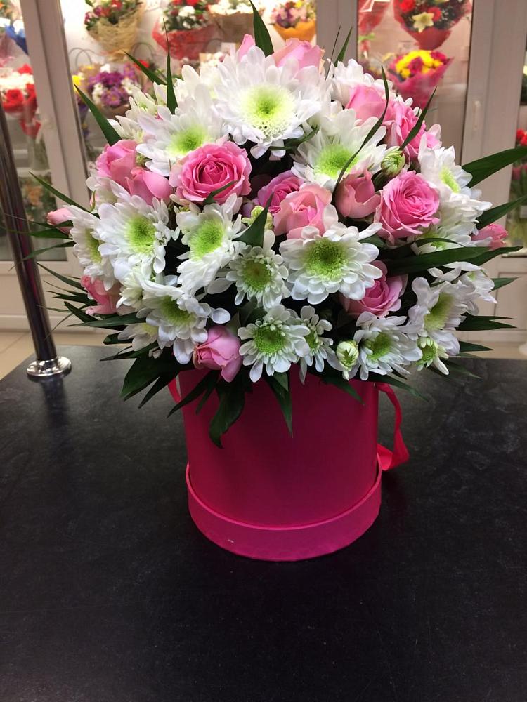 Цветочная композиция из Розы и Хризантемы в шляпной коробке в Санино