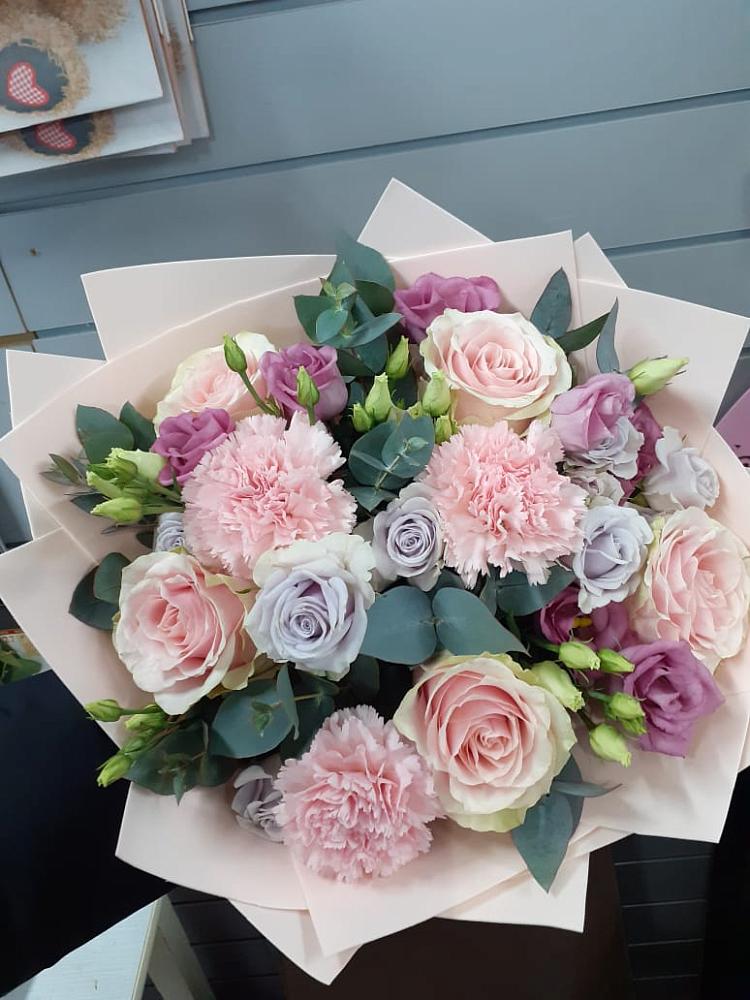 Букет цветов из: Розы, Гвоздики и Лизиантусы в Санино